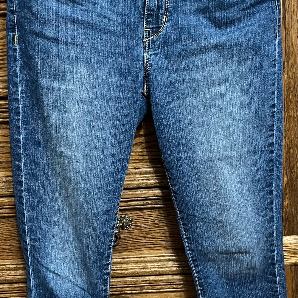 Levis Signature women modern capris, size 8, waist 29, smoke free, bundle & save